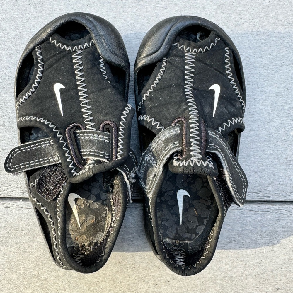 Nike sandals size 5c